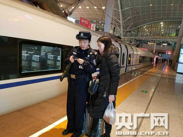 记录坚守在春运节日一线的女乘警