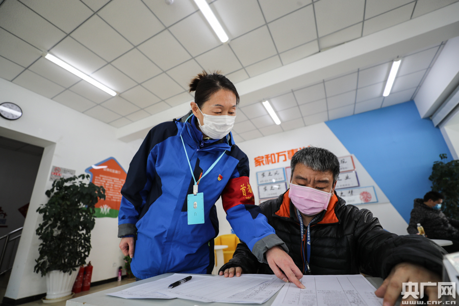 面对疫情社区工作者每天走访上百户居民