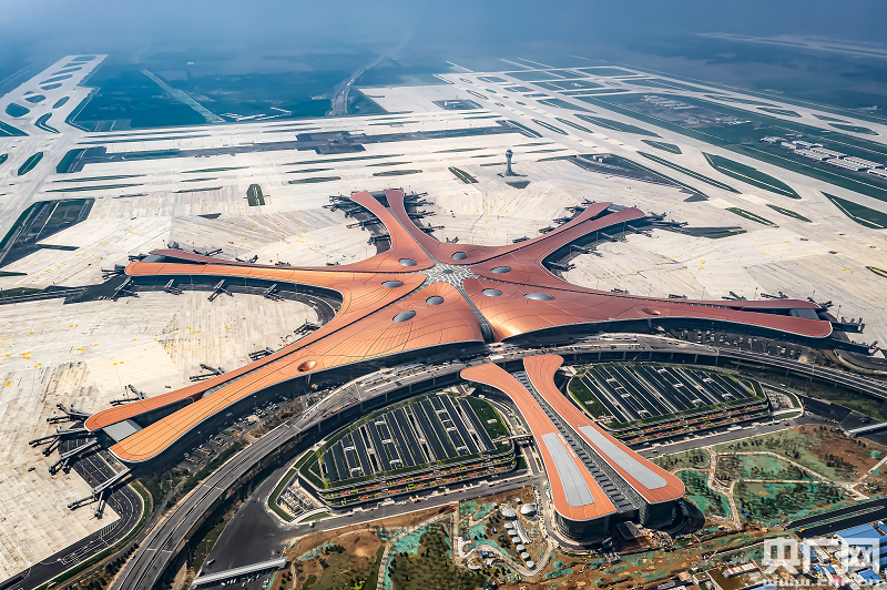 北京大兴国际机场钢管掉落?官方:一旅客将置物架拔出后从四层抛至二层