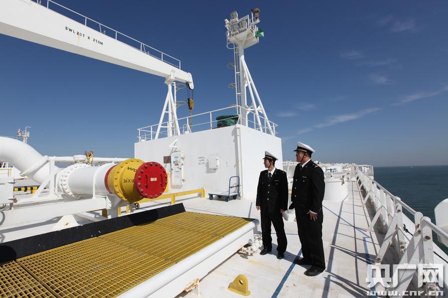 大连海关助力全球最大油船泰欧轮首次停靠大