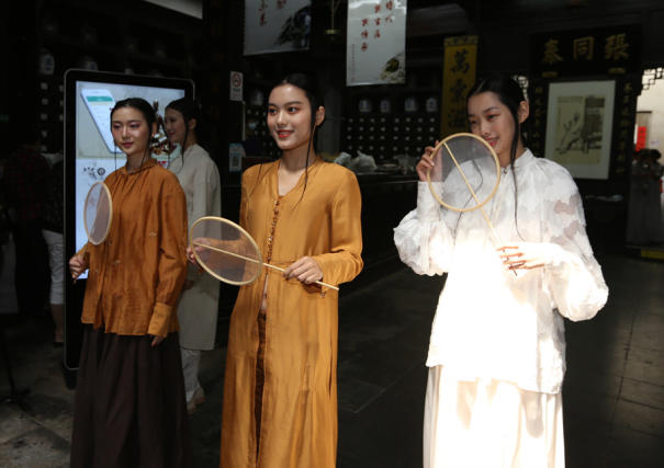 6月5日，杭州张同泰国药馆举行中药文化服装展示走秀。（记者魏炜摄）.JPG