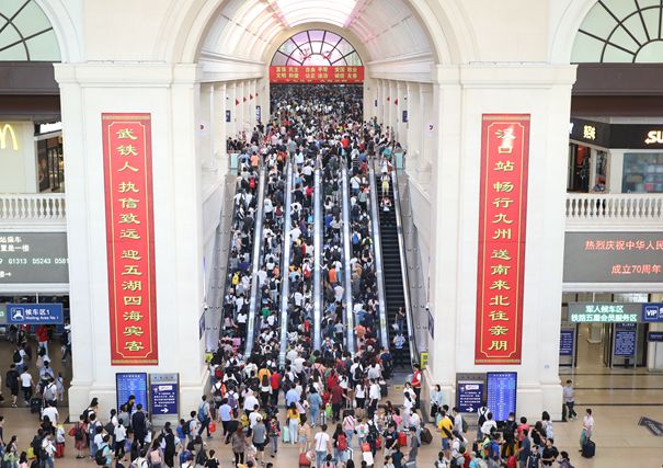 沉稳应对有序进站央广网发通讯员代能跃摄_副本.jpg