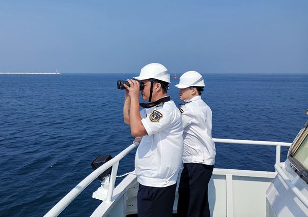 洋浦海事局执法人员开展水域巡航（照片由海南海事局提供）_副本.jpg