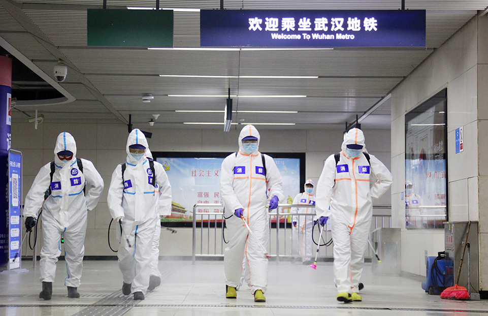 3月26日，在武汉地铁光谷广场站内，消防员正在对该站公共区域进行全面消杀。。央广网发通讯员王方摄.JPG