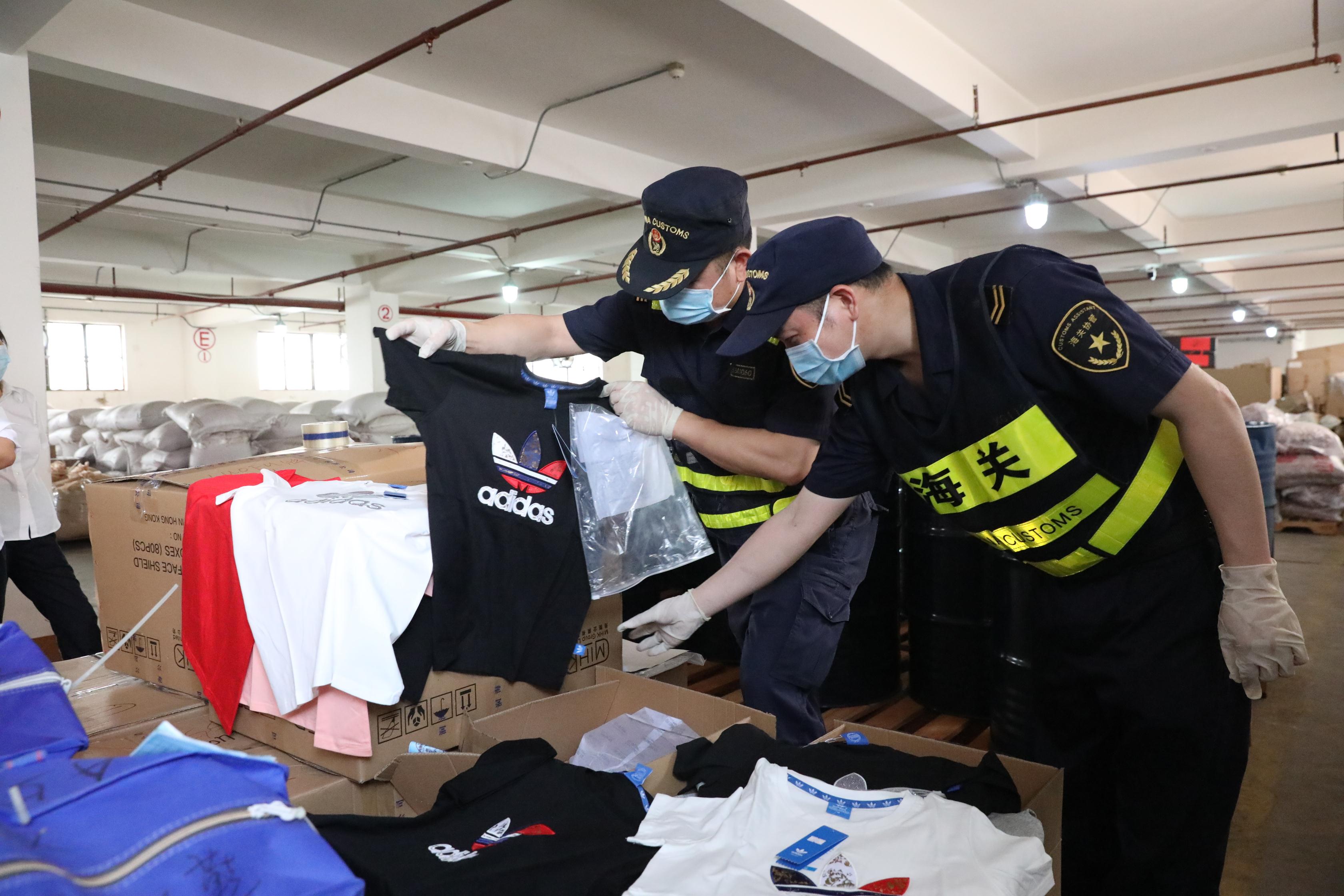 深圳海关所属文锦渡海关在跨境电商货物中查获侵权服装.JPG