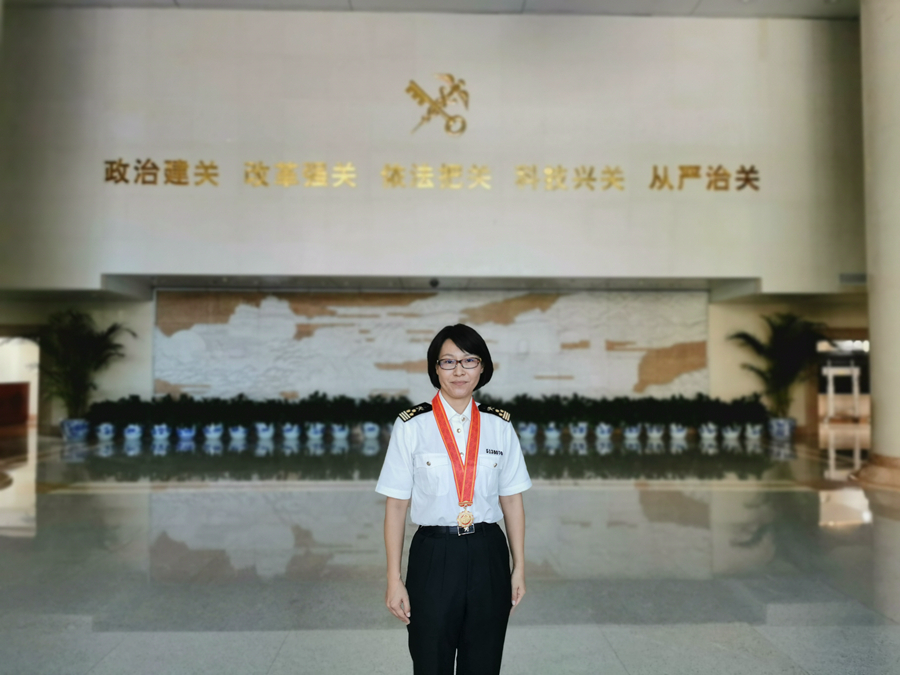 图为：“全国抗击新冠肺炎疫情先进个人”、广州海关杨杰.jpg