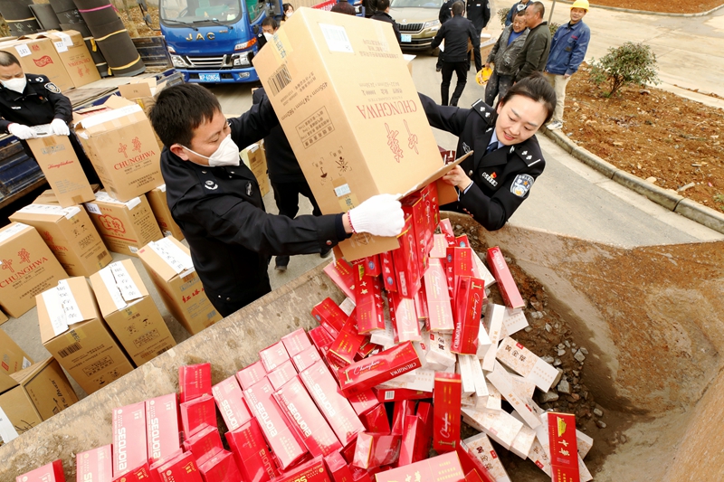图为3月13日宁国警方联合烟草部门集中销毁案值4亿假冒香烟现场(6).jpg
