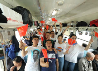 图说：考生在高考专列上合影留念央广网记者乔仁慧摄.jpg