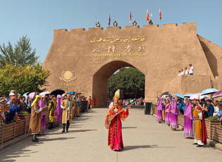 喀什古城开场仪式热情欢迎八方来客（央广网见习记者王天浩摂）.jpg