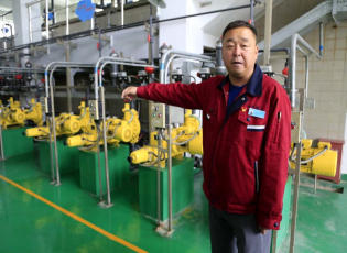 1、西宁市第七水厂厂长邵龙在介绍净化水装置（央广网记者张雷摄）.JPG