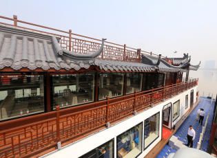 9月26日，“钱印”号游船停靠在码头准备首航。（记者魏炜摄）.JPG