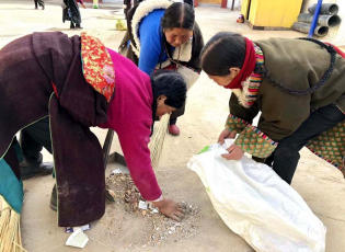 3、藏族村民清扫垃圾（央广网发，格桑嘉措提供） .jpg