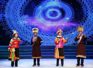 青海土族群众欢唱“花儿”迎新春（牟泉摄） (2).jpg