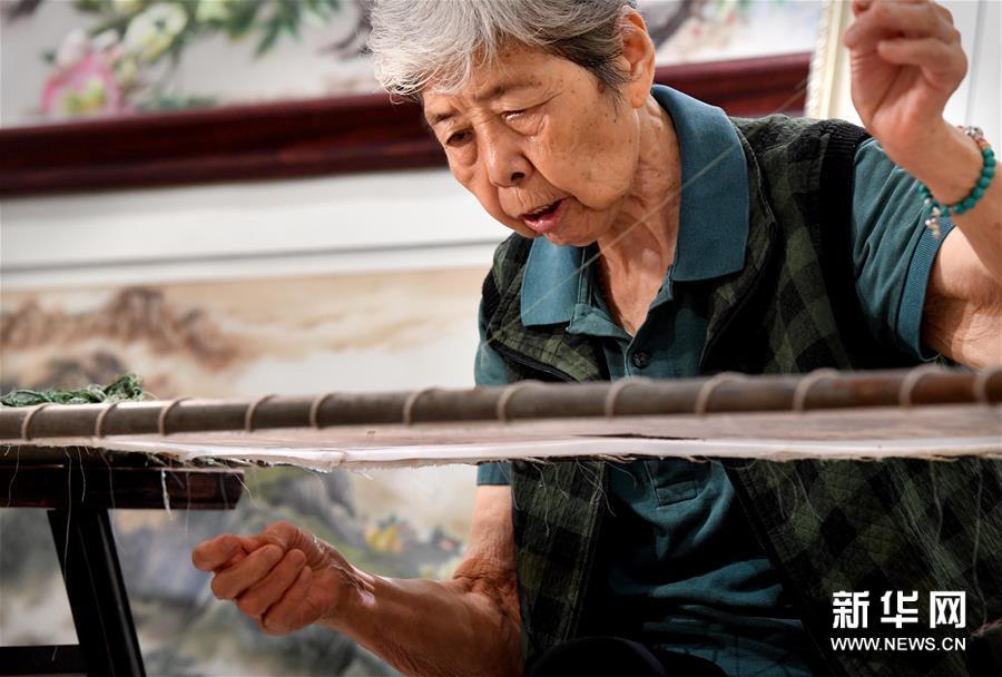 （图片故事）（1）针指之间绣人生