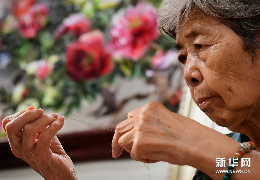 （图片故事）（2）针指之间绣人生