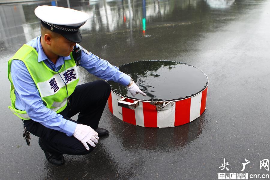交警指挥台被撞飞十余米 司机涉嫌酒驾被截获