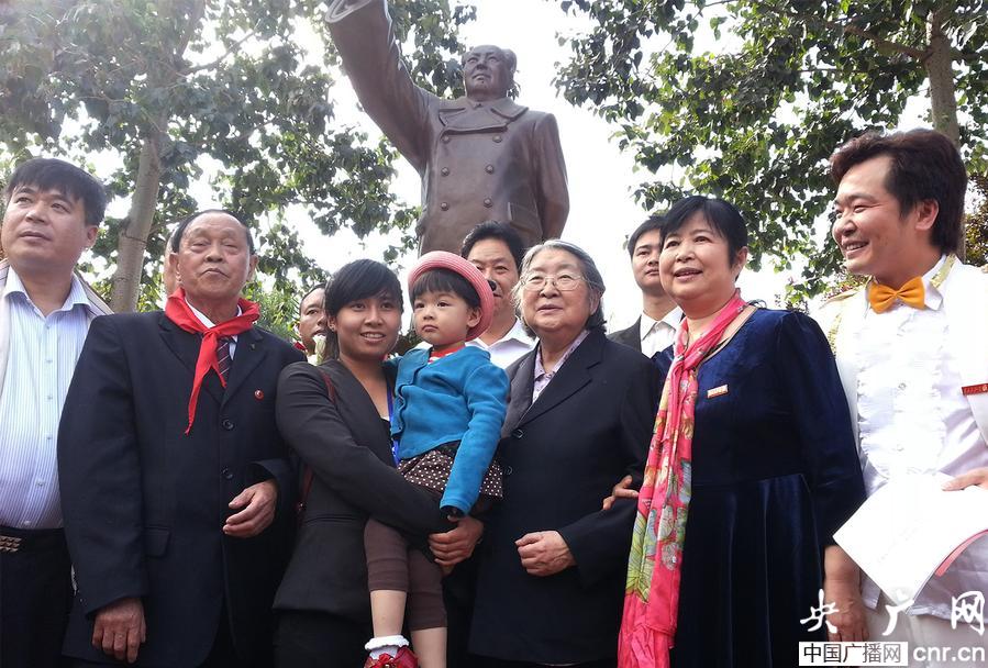 纪念毛主席诞辰120周年铜像在京铸成