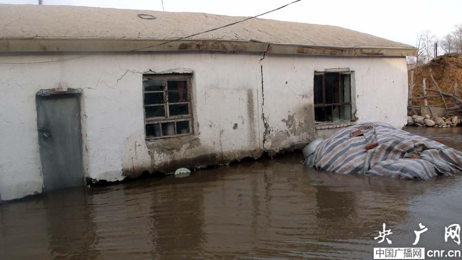新疆一水电站故障蓄水下泄致洪灾 房屋倒塌牛