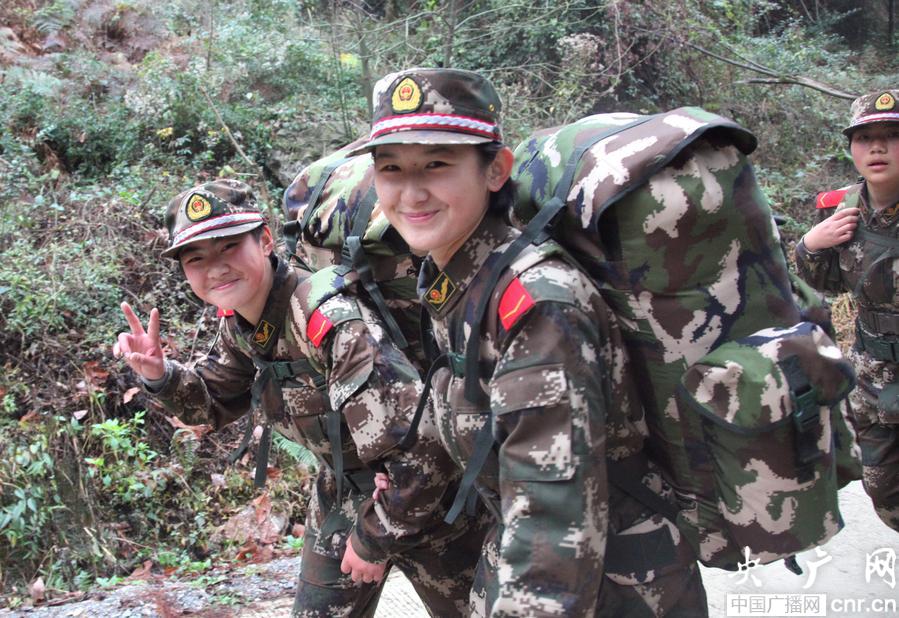 武警女兵巾帼不让须眉