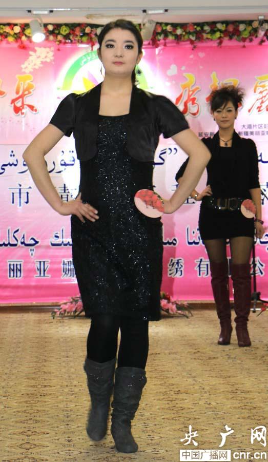 乌鲁木齐天山区女干部演绎t台时装秀 颇具专业范儿