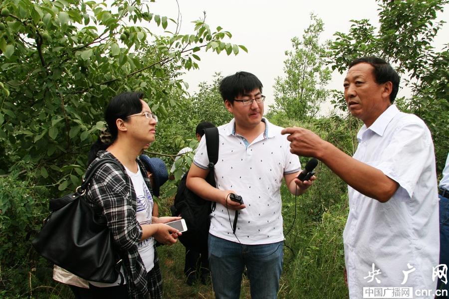 临城县乔家庄党支部书记张永章接受报道组记者采访