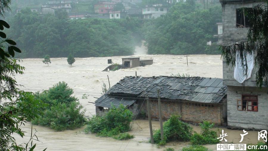 贵州沿河洪水漫过屋顶 经济损失达7905万元