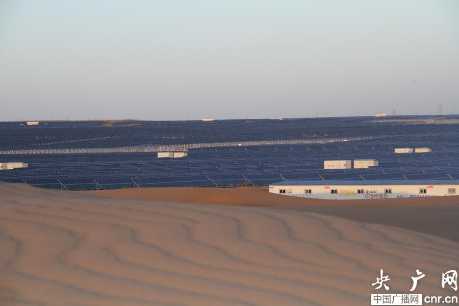 腾格里沙漠正在崛起全国最大的沙漠光伏电站