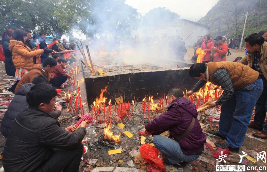 3月5日,在柳城县凤山镇开山寺大院,游客在焚香祈福