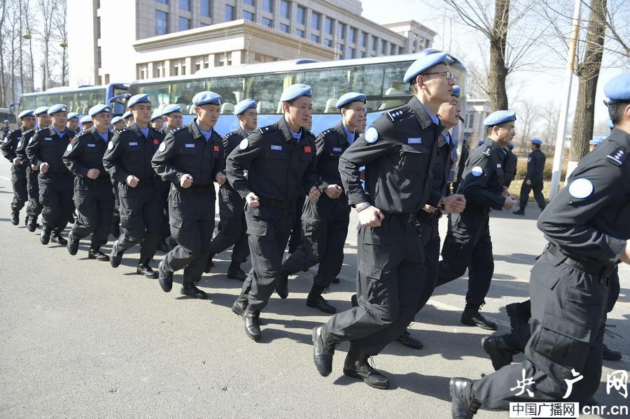 我国第三支赴利比里亚维和警察防暴队启程赴任务区