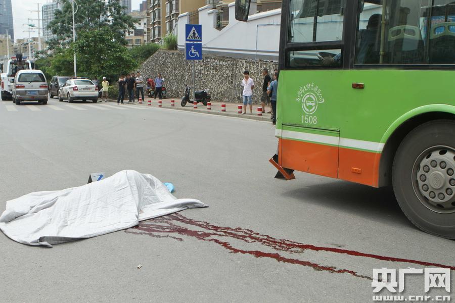 南宁公交车撞死老者 事故原因调查中