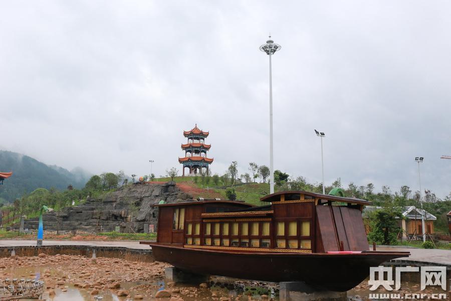贵州荔波建首个红船广场 纪念革命烈士邓恩铭