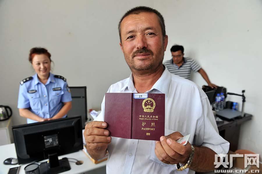 新疆和田改革普通护照签发 又快又方便