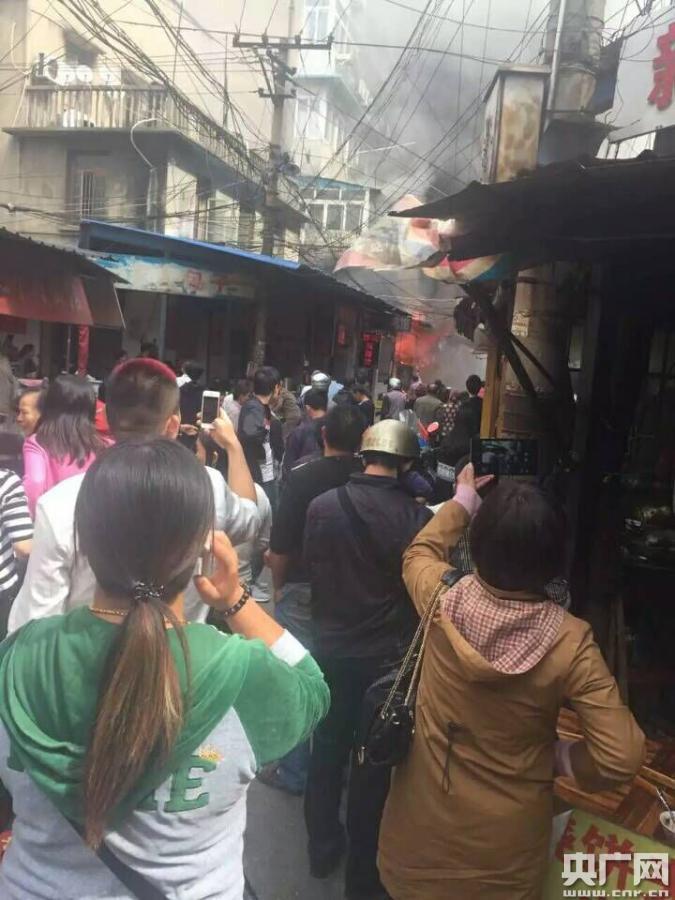 安徽芜湖一小吃街发生液化气爆炸引发大火 已