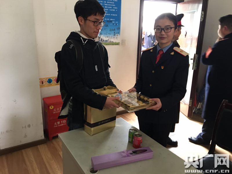 2月15日,失主游杰领取失而复得的情人节的礼物(张盼摄)