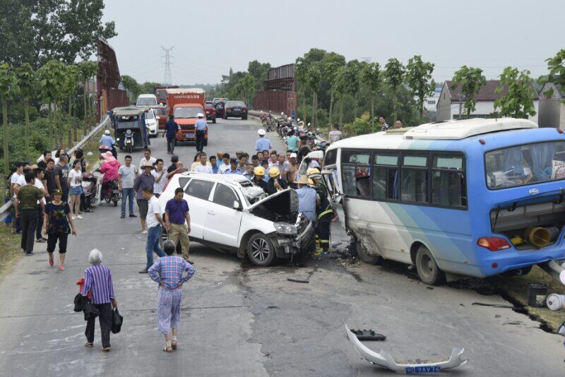 湖北荆州中巴车与小轿车相撞致10人受伤