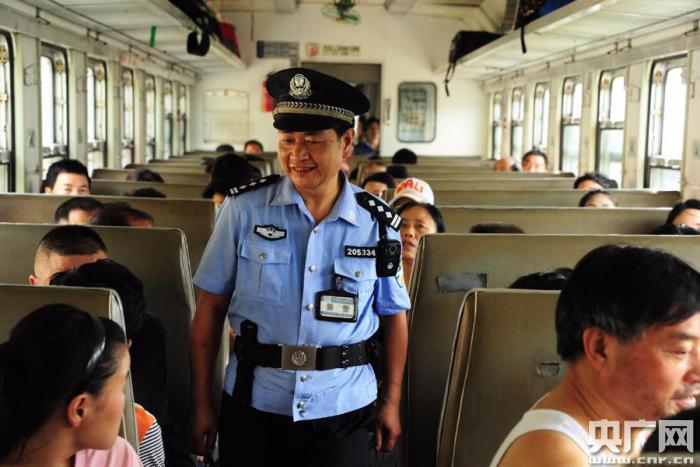 乘警马金明:守护在43"火车"里的那一抹蓝