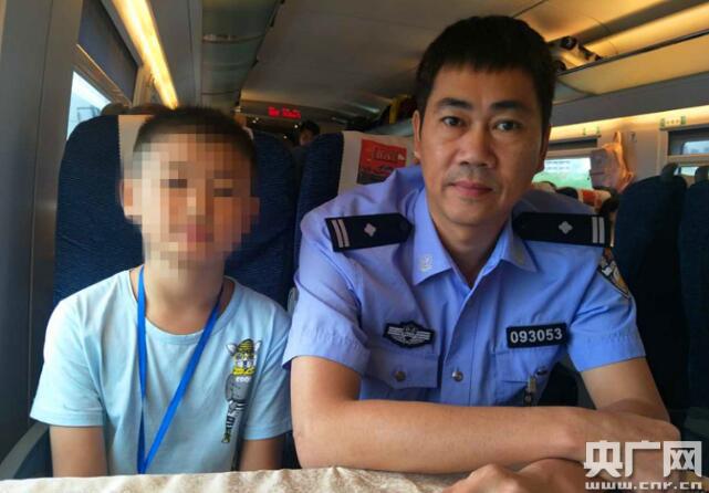 10岁小孩独行吓哭 深圳乘警安全护送