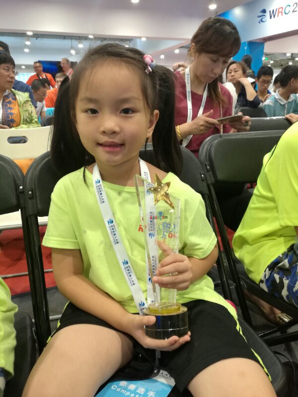 9岁裸跑弟带着5岁妹妹蝉联机器人世界冠军