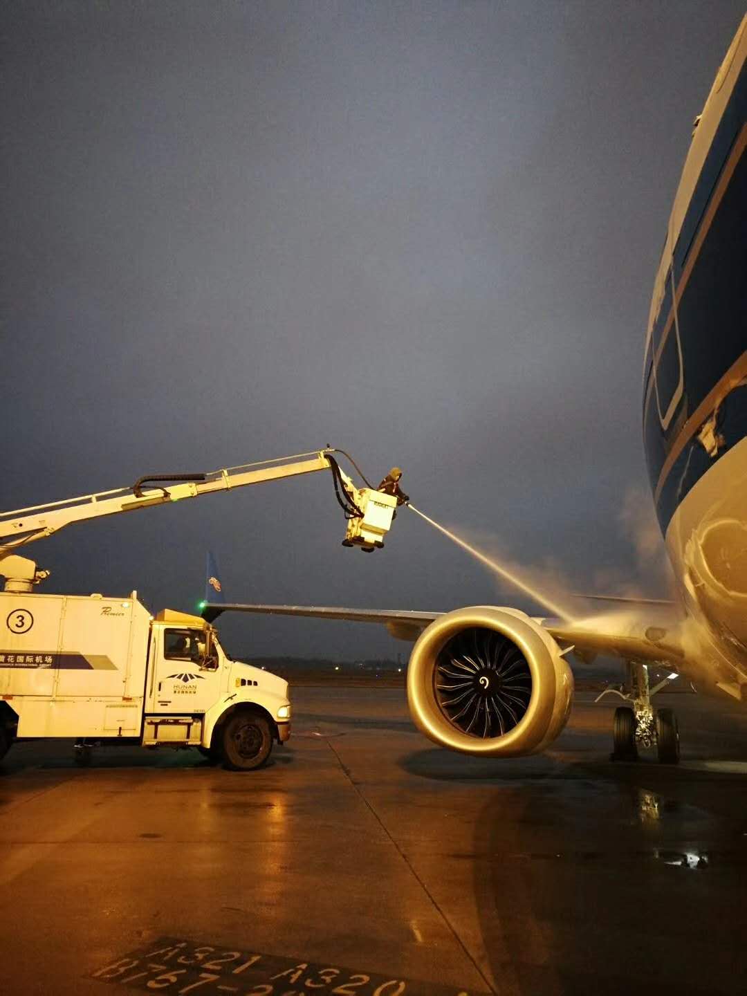 湖南冰冻天气持续 机场暂时关闭部分航班取消