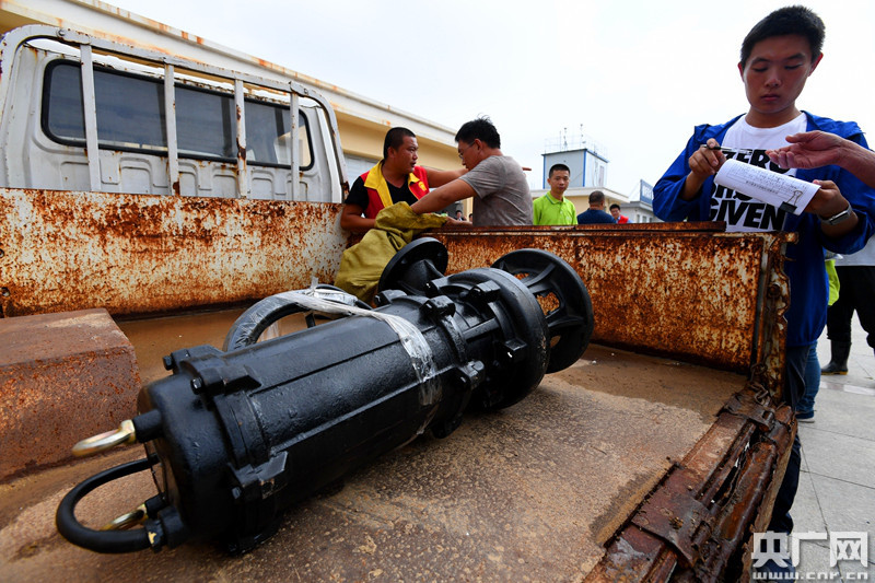 探访山东寿光救援物资接收点 抽水泵仍是抢手
