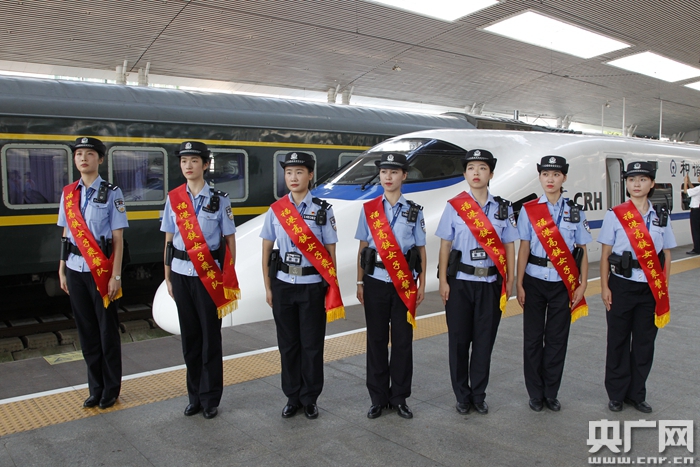 福州至香港高铁开行首日"福港"高铁女子乘警队集体亮相
