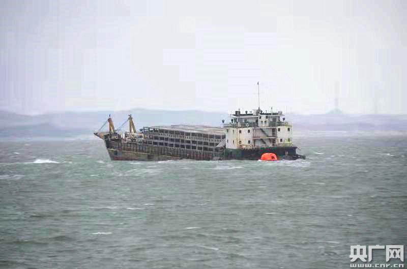 一施工船在广东汕尾海域触礁遇险 17名船员全
