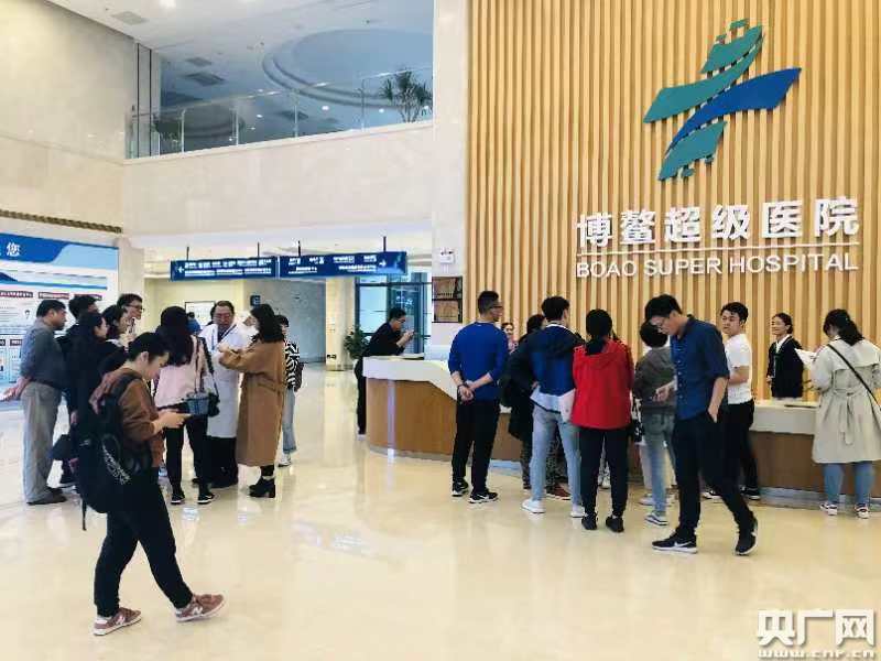 媒体记者在博鳌超级医院了解海南医疗领域改革先行先试的相关情况