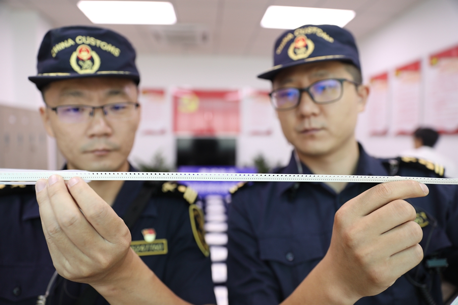 黄埔海关所属东莞长安海关查获的侵权集成电路 张海龙摄.JPG