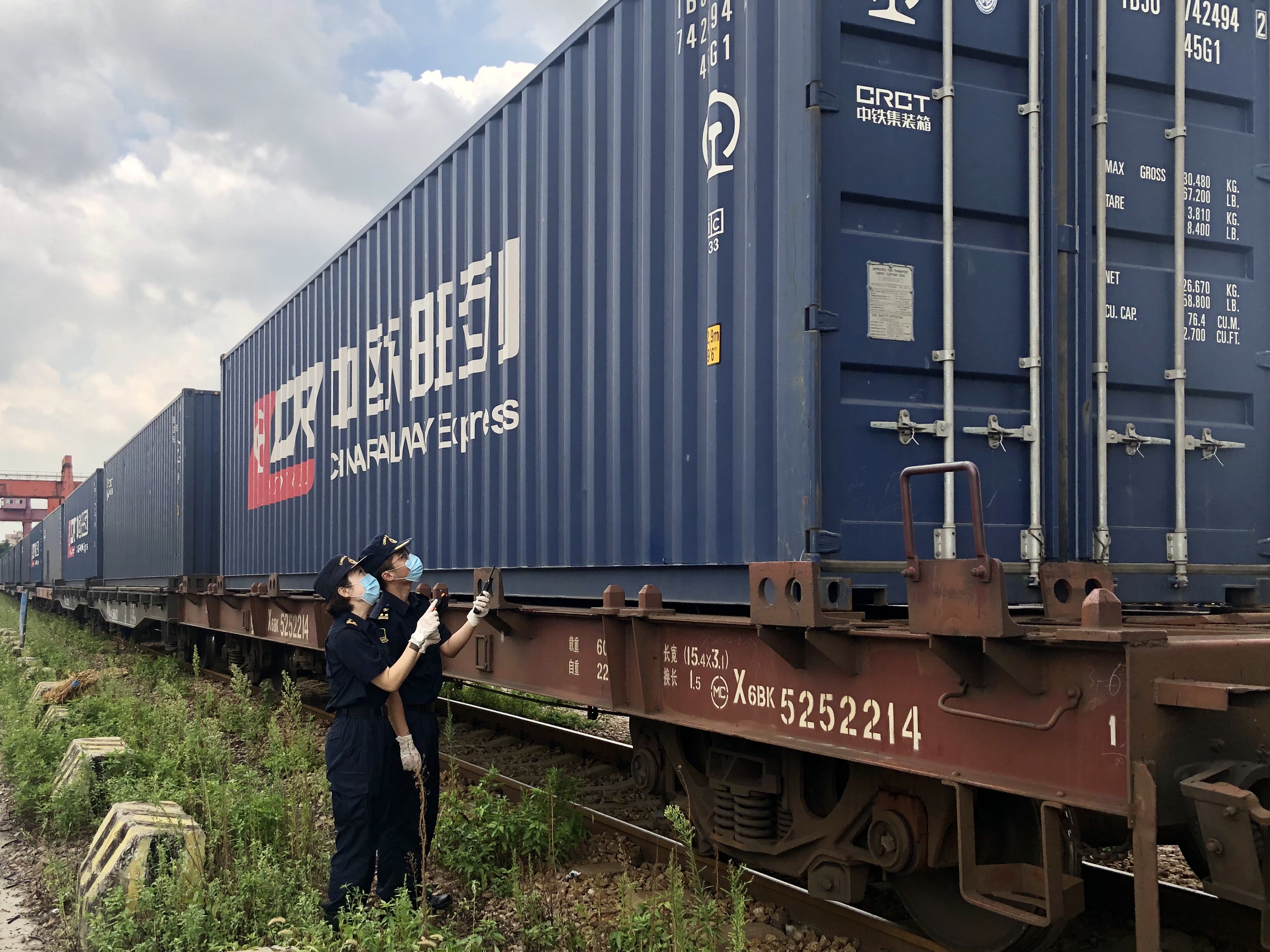 图为：广州海关所属广州车站海关关员对发运前的班列集装箱标识号进行核查.jpg