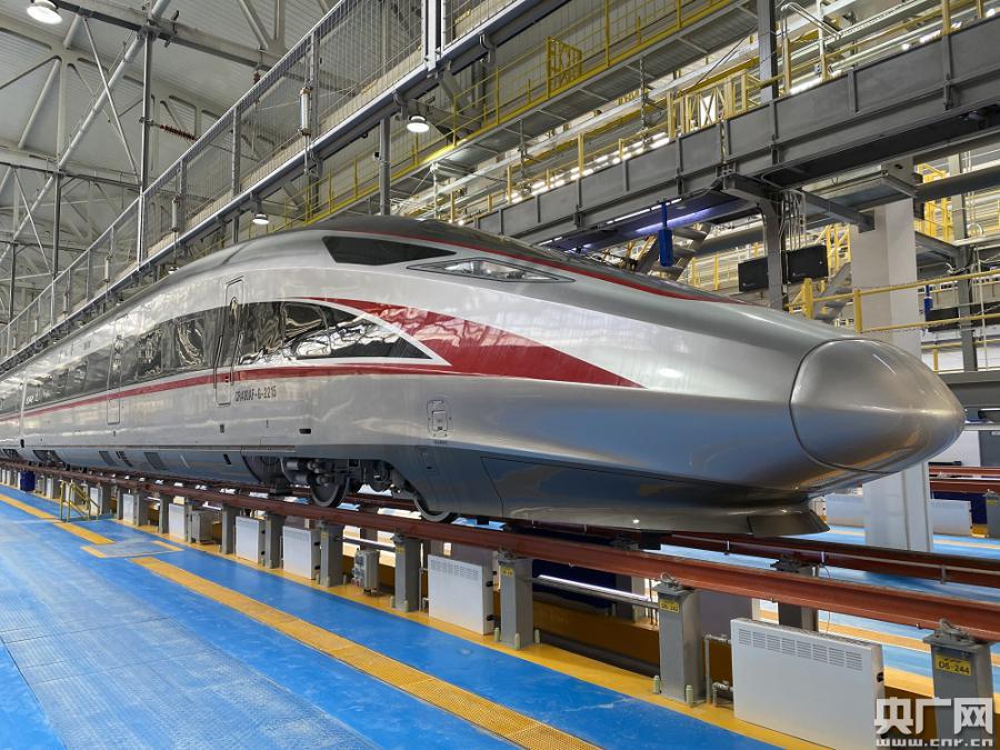 我国新型时速350公里复兴号高寒动车组问世