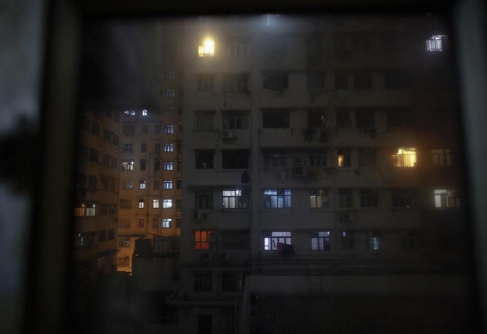 外媒镜头下的香港"棺材间"蜗居者