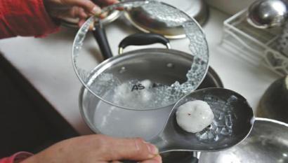 市民投诉玻璃锅盖被煮炸 厂家称存在一定自爆