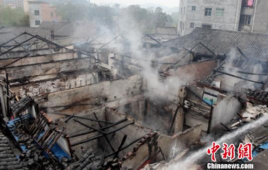 大英县隆盛镇综合市场13店铺烧毁,损失惨重 尹国银 摄