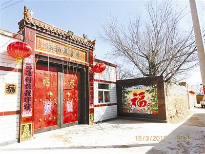 姚文利家的大门在新圐圙村显得非常扎眼